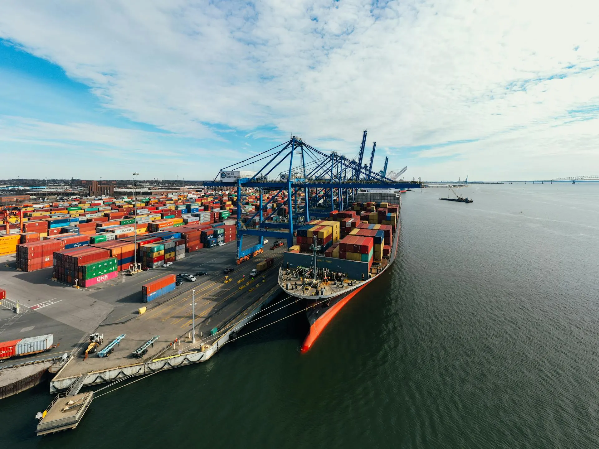 Container in einem Logistikhafen