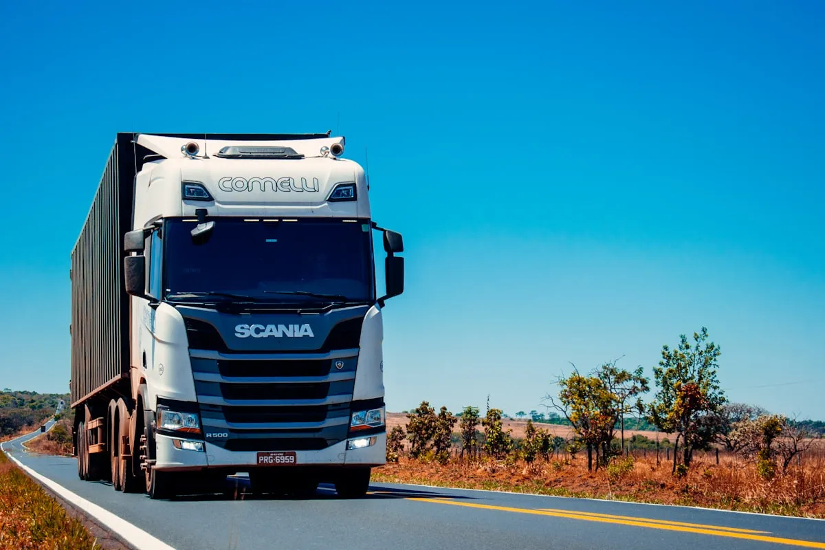 Lkw auf einer Autobahn beim Transport von Fracht